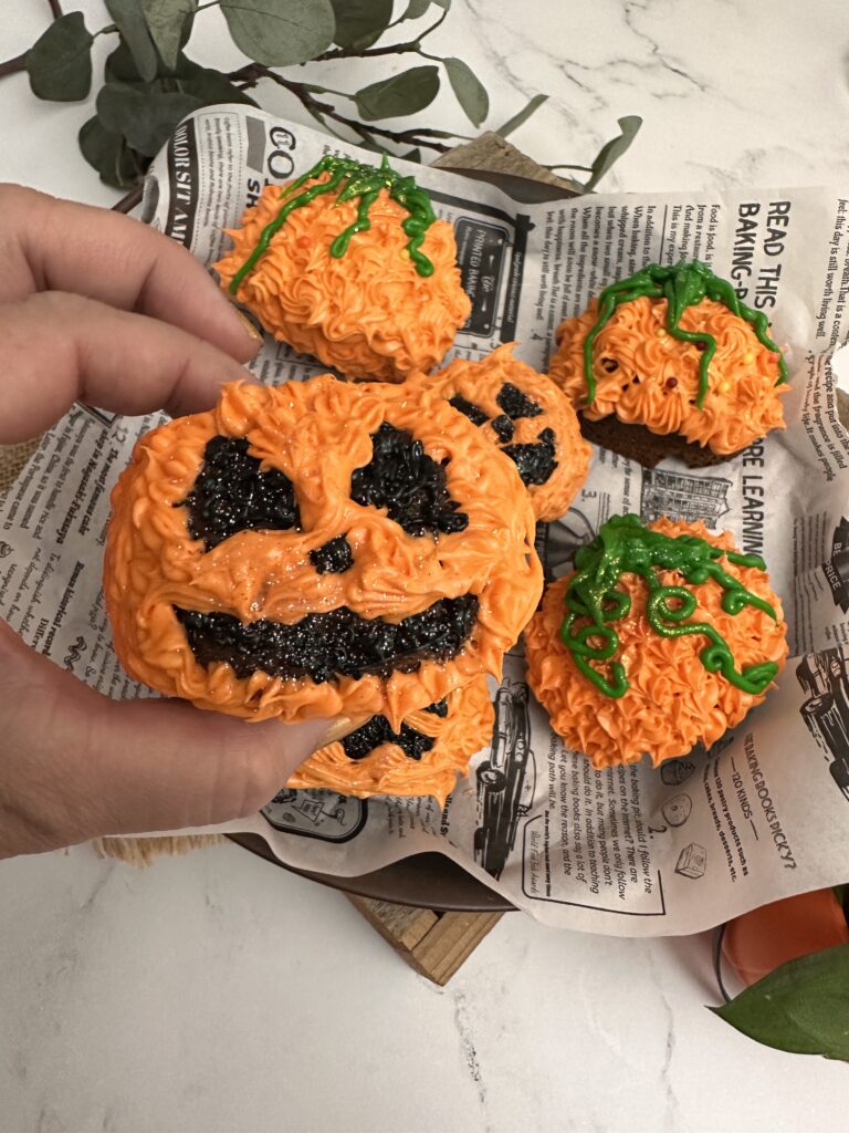 Easy-to-Make Mini Halloween Cakes